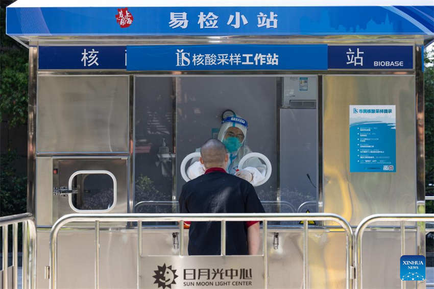 Shanghai cria locais fixos e móveis para realizar teste de ácido nucleico 