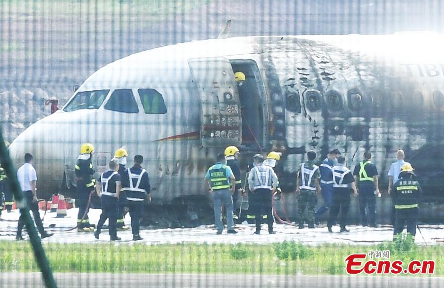 China: avião desvia da pista e pega fogo no aeroporto de Chongqing