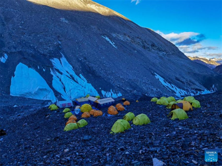Pesquisa glacial é realizada no Monte Qomolangma
