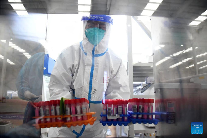 Beijing: laboratório inflável de testes de Covid-19 é colocado em uso no distrito de Shunyi