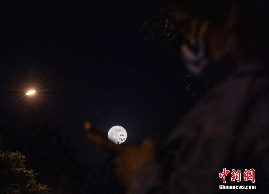 Galeria: lua cheia ilumina céu noturno de Beijing 