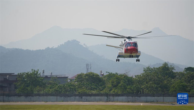Helicóptero civil AC313A desenvolvido pela China faz voo inaugural