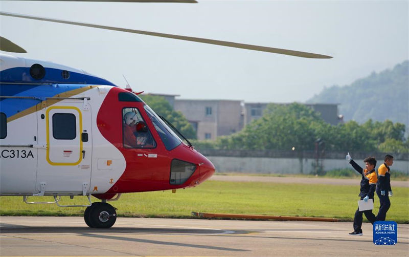 Helicóptero civil AC313A desenvolvido pela China faz voo inaugural