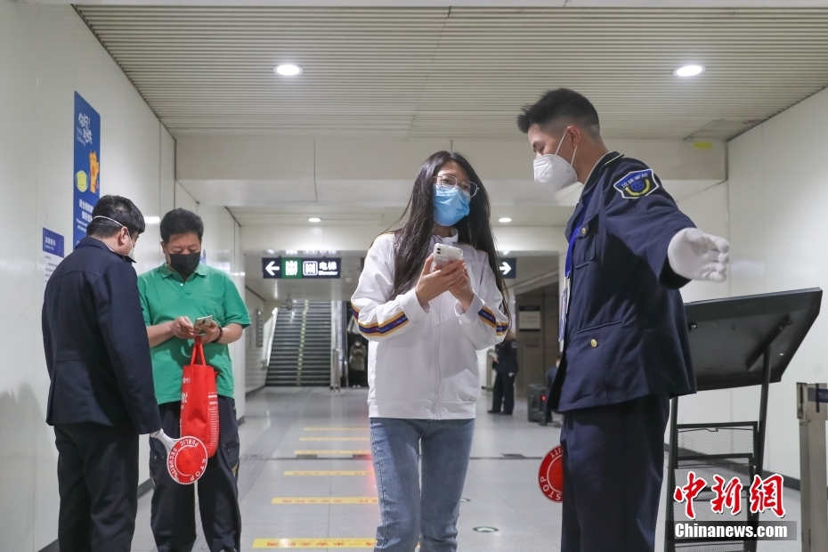 Beijing: principais estações de ônibus e metrô passam a exigir código de saúde para embarque