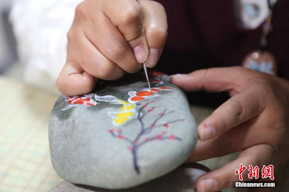 Hebei: artista folclórica faz pinturas em rochas