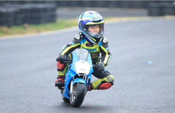 Criança sonha em se tornar piloto profissional de motociclismo