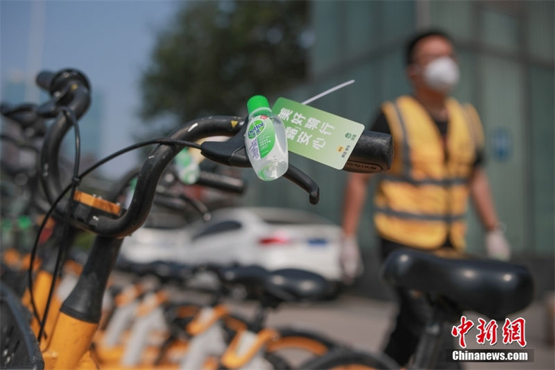 Beijing: bicicletas compartilhadas são equipadas com "higienizador de mãos"