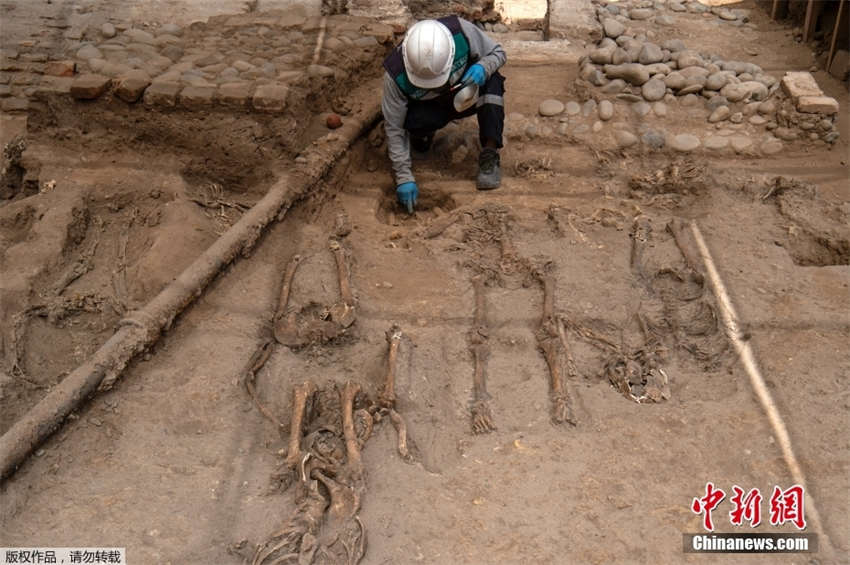 Arqueólogos peruanos descobrem comitério colonial