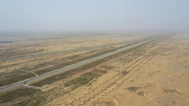 Corredor florestal de prevenção de tempestades de areia construído ao longo de ferrovia no deserto em Xinjiang, na ChinaUm corredor verde foi criado por meio do florestamento em Xinjiang, servindo como escudo contra a areia à Ferrovia Hotan-Ruoqiang. 