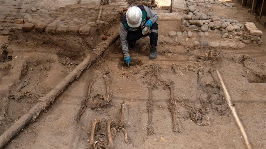 Arqueólogos peruanos descobrem comitério colonial