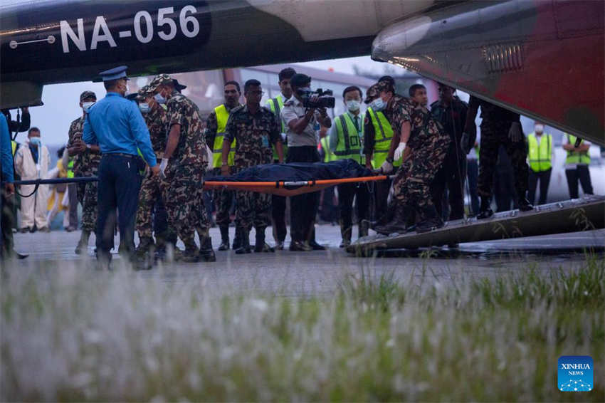 21 corpos são encontrados no local da queda do avião nepalês