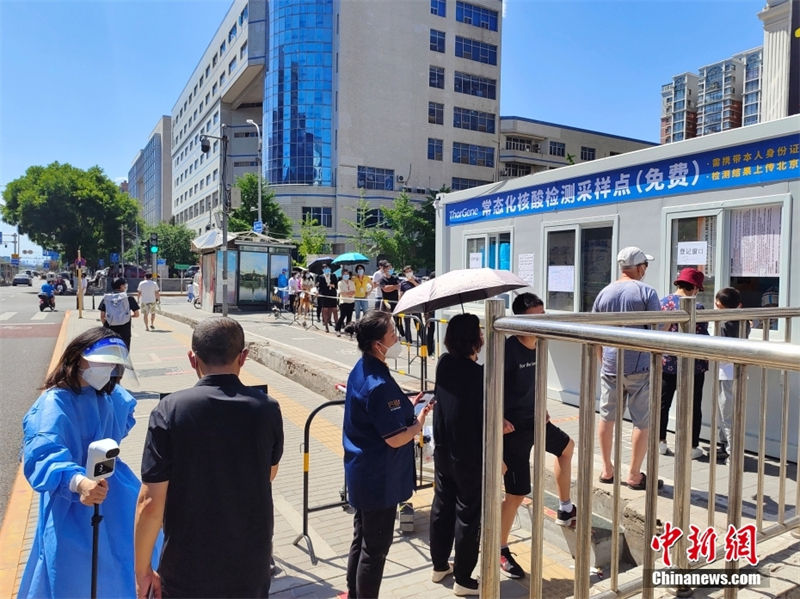 Galeria: habitantes de Beijing realizam testes regulares de ácido nucleico