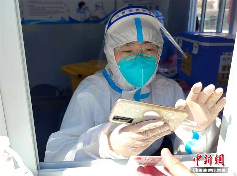 Galeria: habitantes de Beijing realizam testes regulares de ácido nucleico
