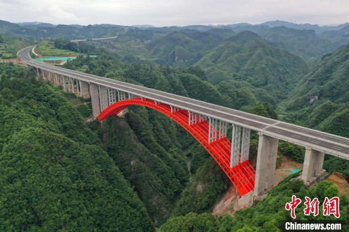 Via expressa Guiyang-Huangping está aberta ao tráfego