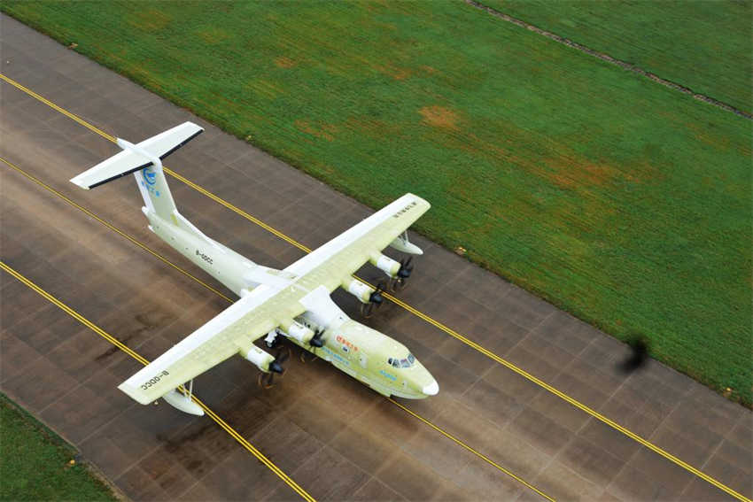 Aeronave anfíbia AG600 da China com nova configuração faz voo inaugural