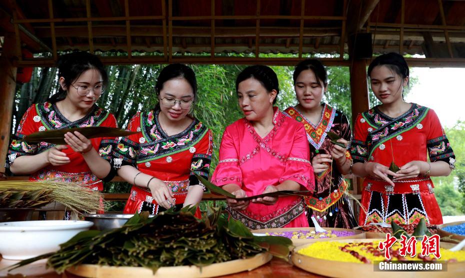 Pessoas fazem “zongzi” para receber Festival do Barco do Dragão em Guangxi