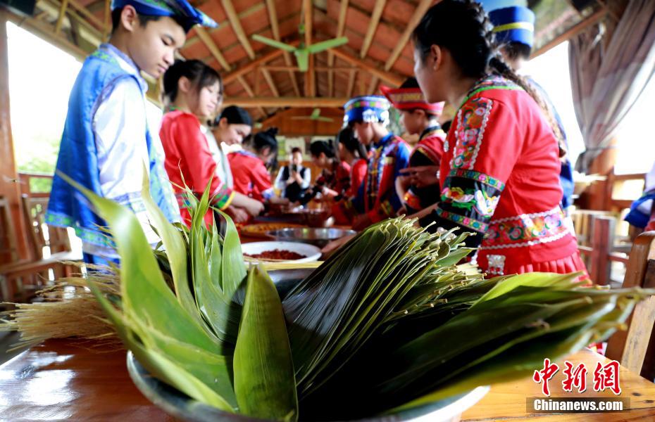 Pessoas fazem “zongzi” para receber Festival do Barco do Dragão em Guangxi