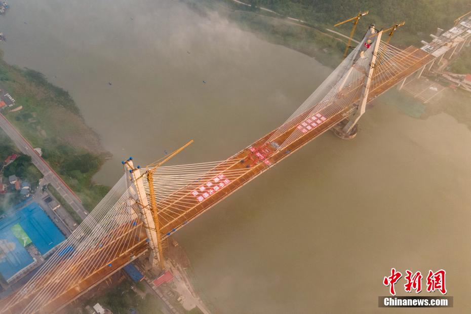 Concluído acoplamento da ponte rodoferroviária Lingang sobre o rio Yangtzé