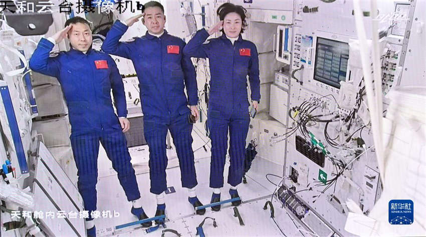 Astronautas da Shenzhou-14 entram no módulo central da estação espacial