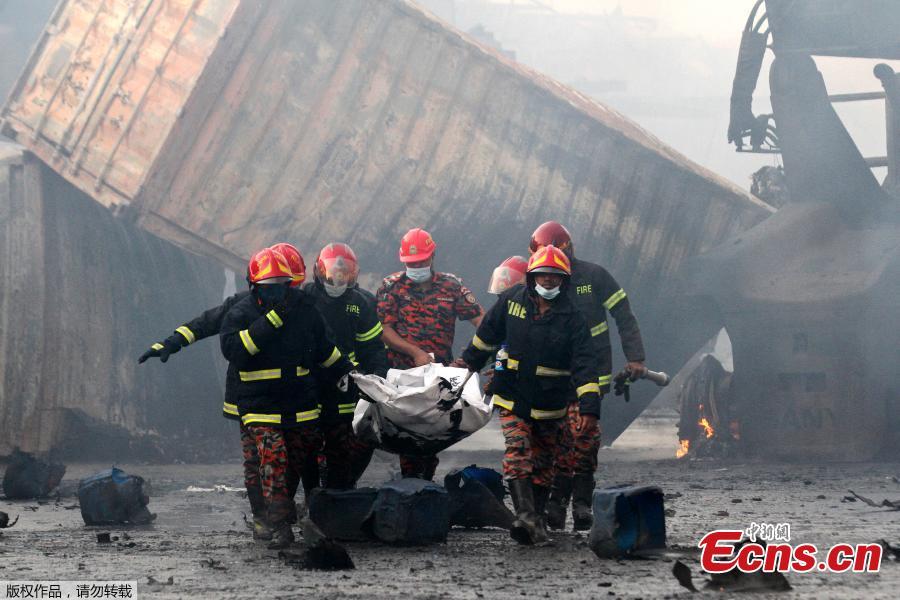 Número de mortos em incêndio em depósito de contêineres em Bangladesh sobe para 49