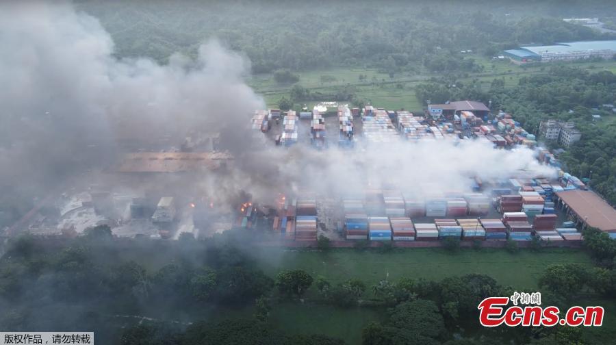 Número de mortos em incêndio em depósito de contêineres em Bangladesh sobe para 49