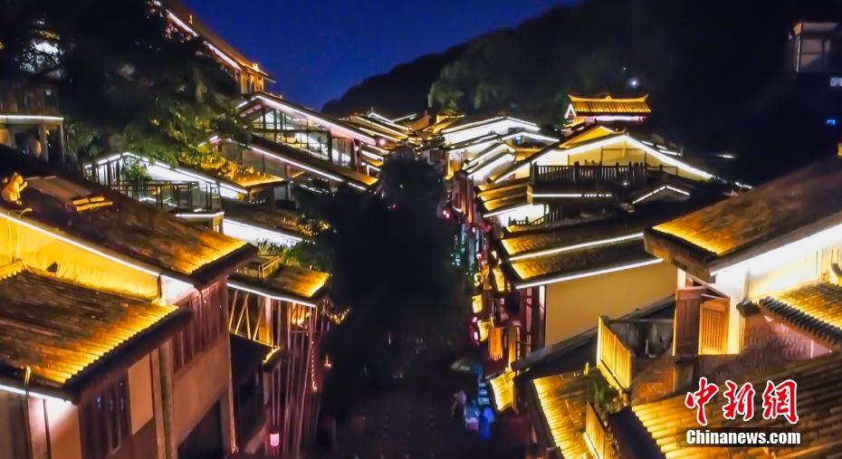 Galeria: antigo bairro Huangjueya é iluminado durante a noite