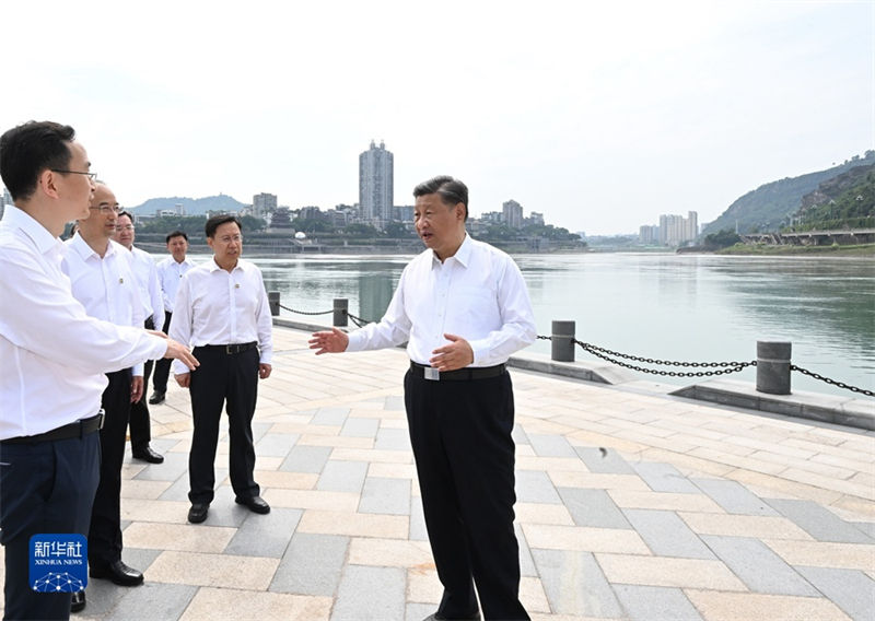 Xi Jinping inspeciona cidade de Yibin no sudoeste da China