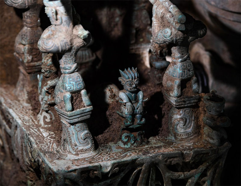 Parte do altar de bronze no fosso No.8 de Sanxingdui. Foto: Wang Xi, Xinhua