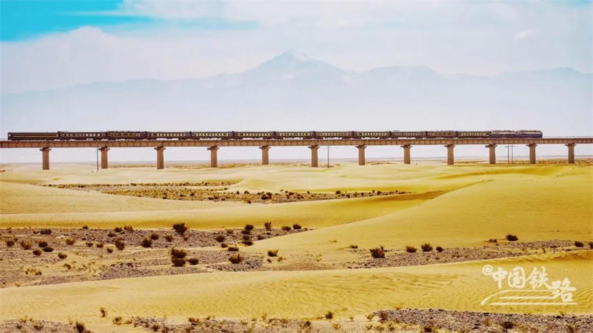 China: primeira ferrovia circundante do deserto Taklimakan inicia operação