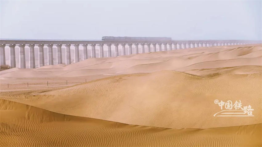 China: primeira ferrovia circundante do deserto Taklimakan inicia operação
