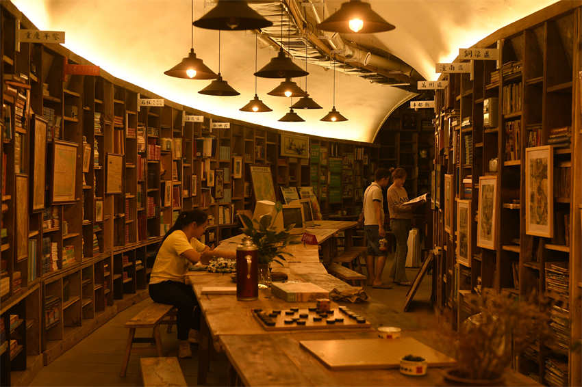 Livraria de Chongqing atrai visitantes