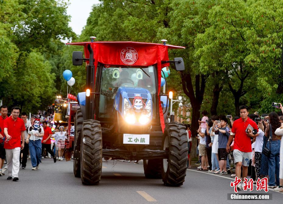 Desfile de máquinas agrícolas é realizado na Universidade Agrícola de Huazhong
