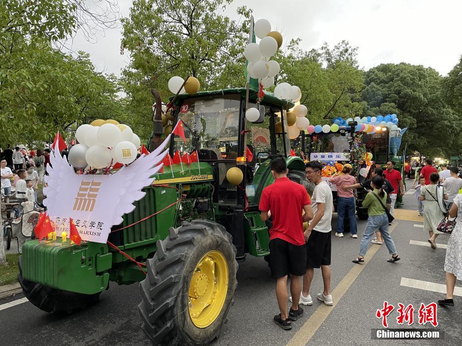 Desfile de máquinas agrícolas é realizado na Universidade Agrícola de Huazhong