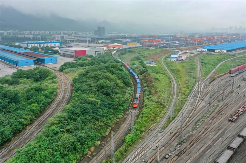 China: primeira ferrovia de mercadorias China-Europa supera marca das 10.000 viagens