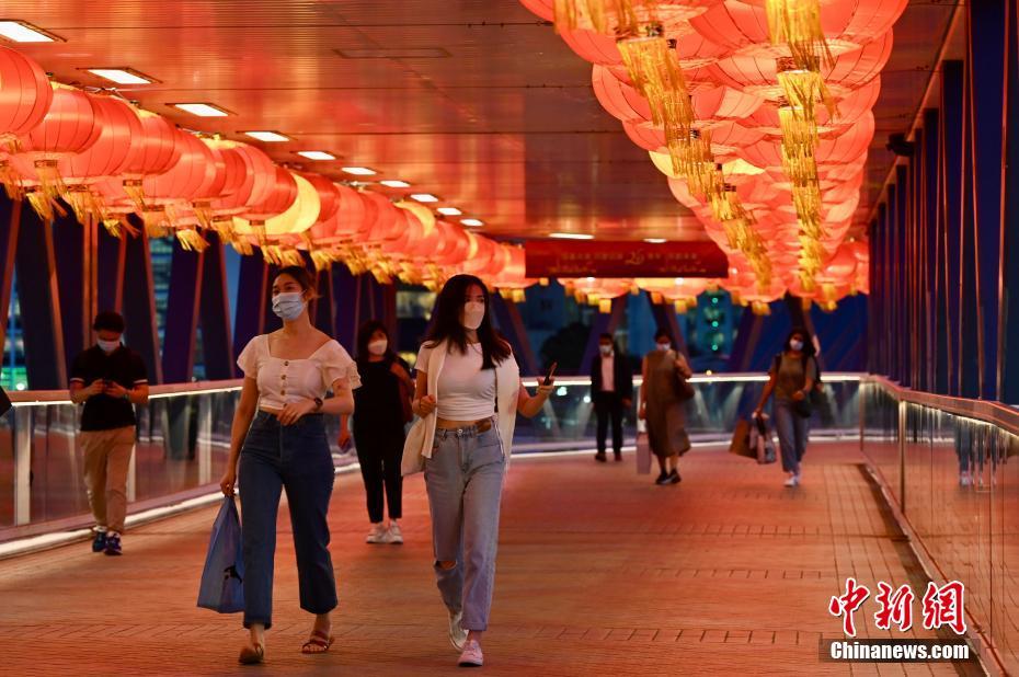Galeria: lanternas vermelhas decoram a RAEHK nos 25 anos do retorno à pátria