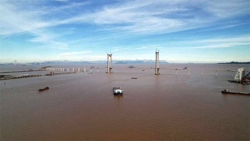 Convés principal da ponte Zhongshan é acoplado