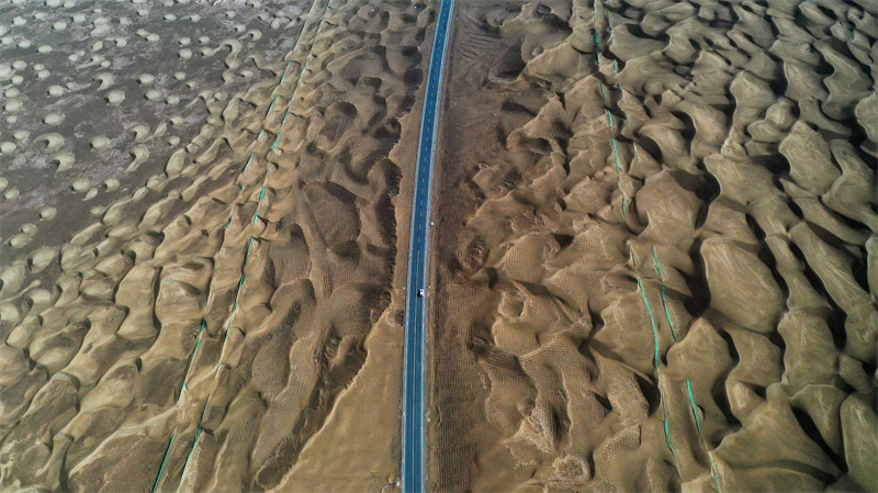 Galeria: paisagem espetacular da rodovia no deserto em Xinjiang