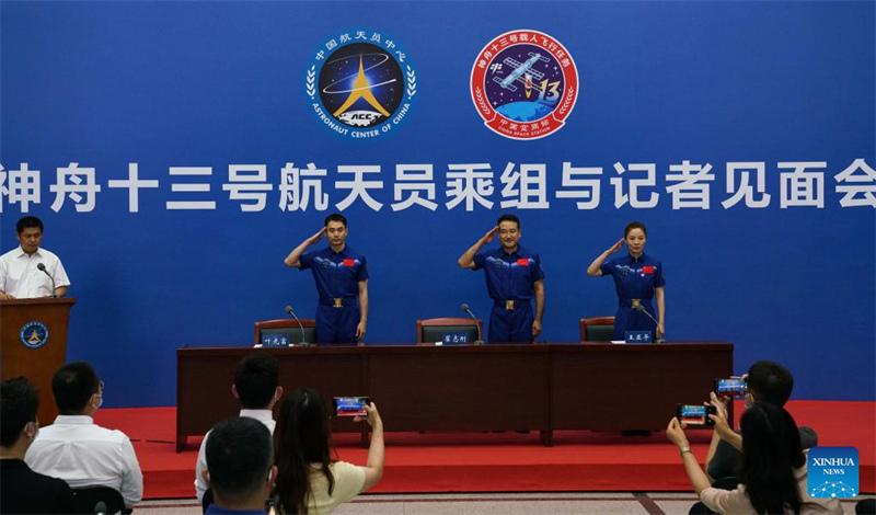 China: astronautas da missão Shenzhou-13 prestam declarações à imprensa após quarentena e recuperação