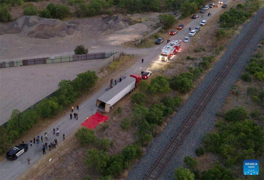 Número de imigrantes mortos encontrados dentro de caminhão de 18 rodas no Texas sobe para 50
