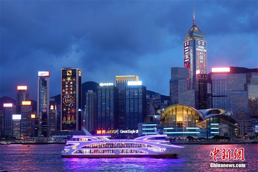 Galeria: porto de Victoria é iluminado para celebrar retorno de Hong Kong à pátria