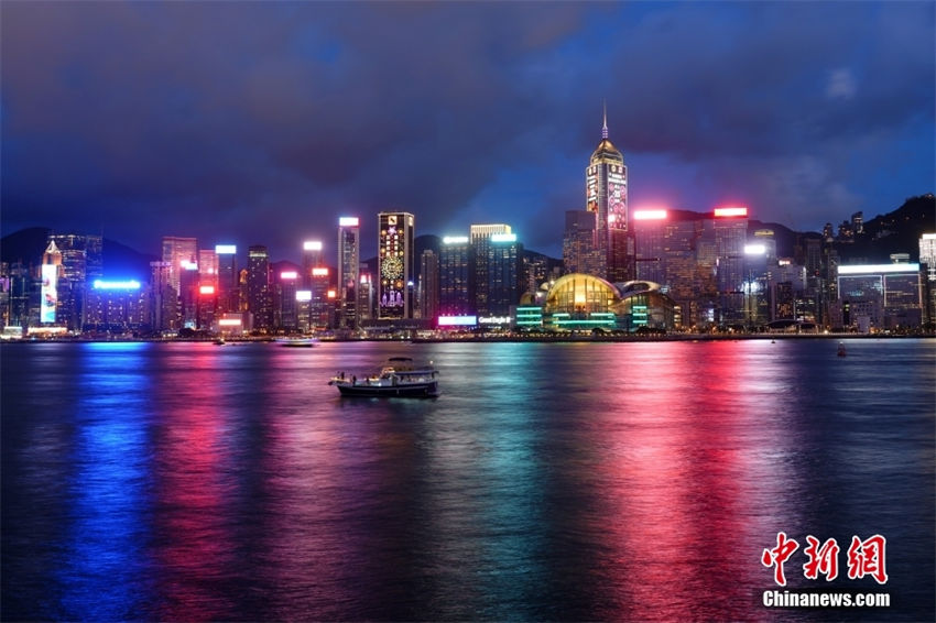 Galeria: porto de Victoria é iluminado para celebrar retorno de Hong Kong à pátria