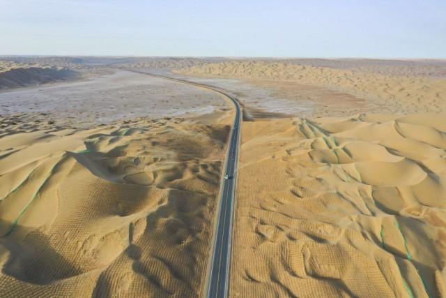 Nova rodovia colocada em operação no maior deserto da China