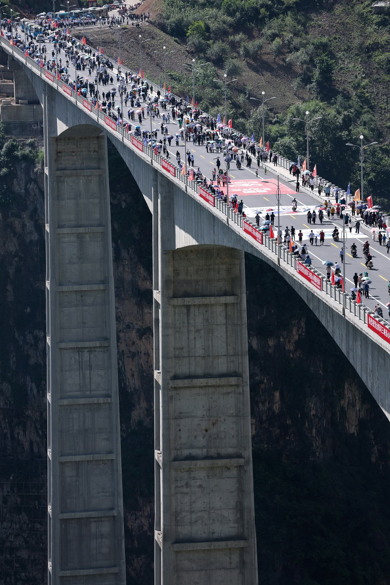 Ponte com píer de estrutura rígida mais alta do mundo é aberta ao tráfego no sudoeste da China