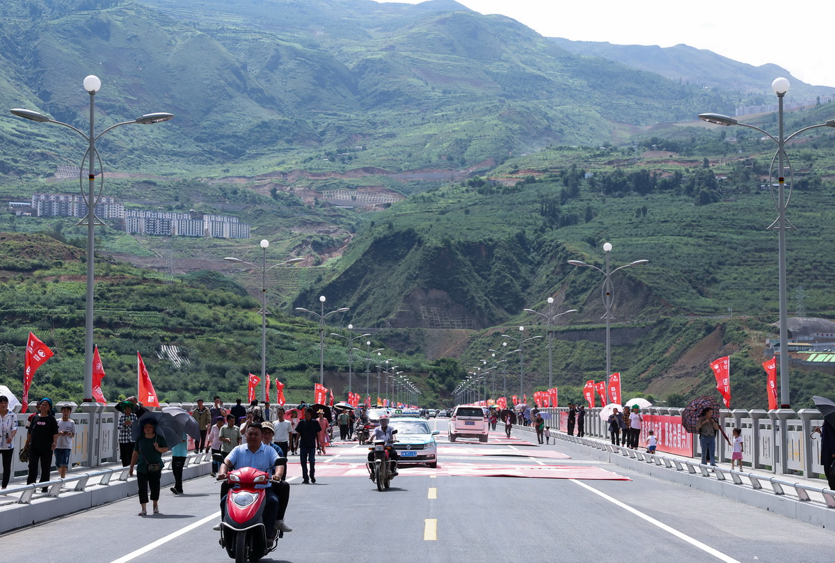 Ponte com píer de estrutura rígida mais alta do mundo é aberta ao tráfego no sudoeste da China