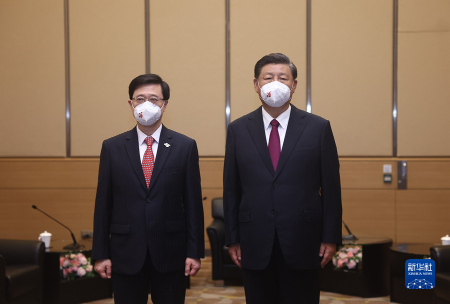 Presidente Xi Jinping reúne-se com chefe do executivo da RAEHK
