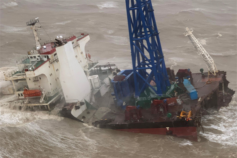 Navio-guindaste naufraga no mar a sudoeste de Hong Kong