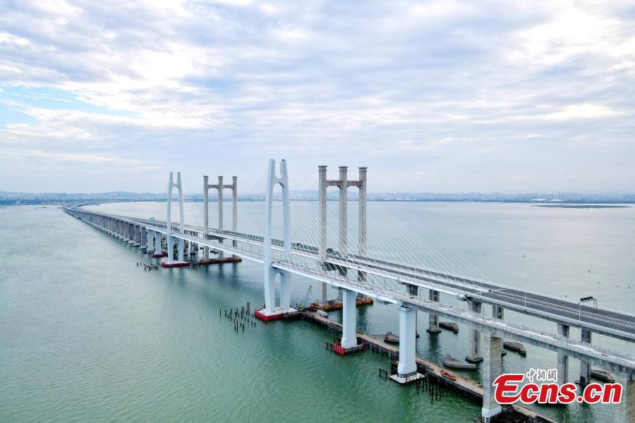 Trilhos sem lastro construídos para a ponte marítima da baía de Quanzhou