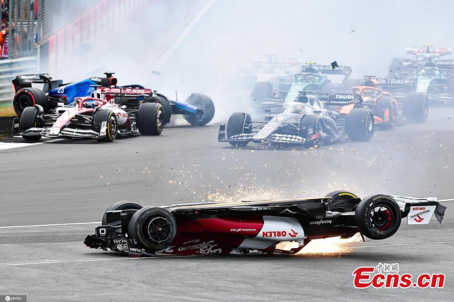 Zhou Guanyu escapa de acidente assustador no GP da Grã-Bretanha de Fórmula 1