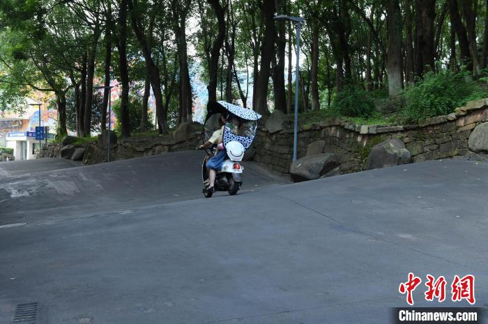 Caminho sinuoso em Chongqing replica experiência de 