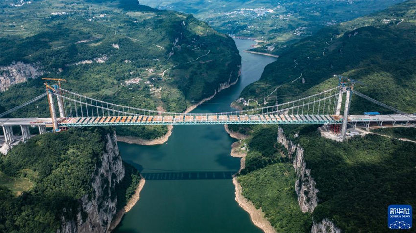 Ponte Jinfeng sobre rio de Wujiang é concluída